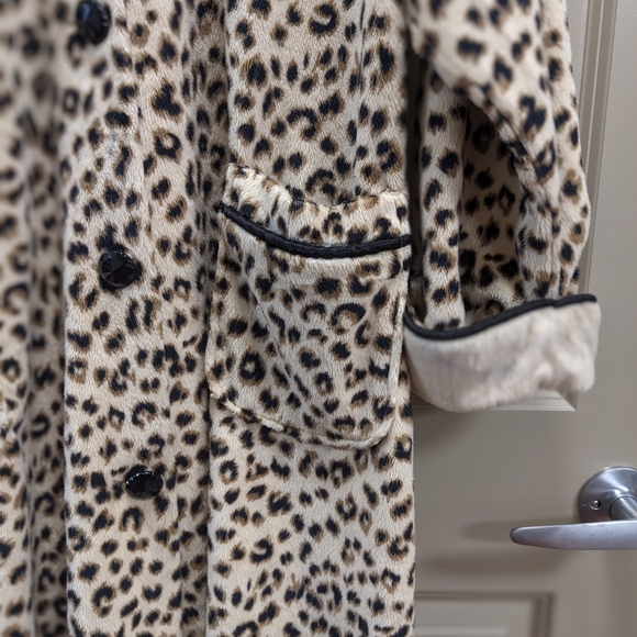 Leopard Print Fleece Robe - Picture 6 of 16